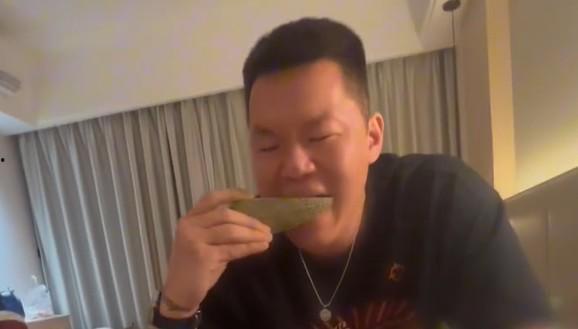 吃瓜现场视频在线观看,吃瓜群众围观大事件，视频直播带你一探究竟